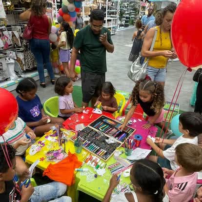 Enfants autour d'une table de coloriage avec ballons rouges lors d'une animation à La Réunion