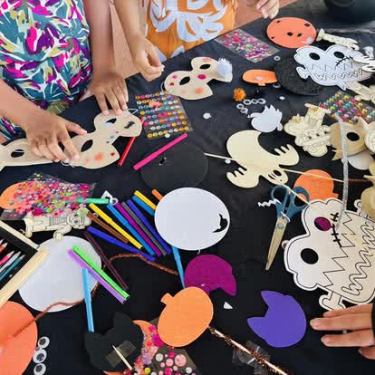 Table d'atelier créatif avec masques à décorer et feutres pour enfants à La Réunion