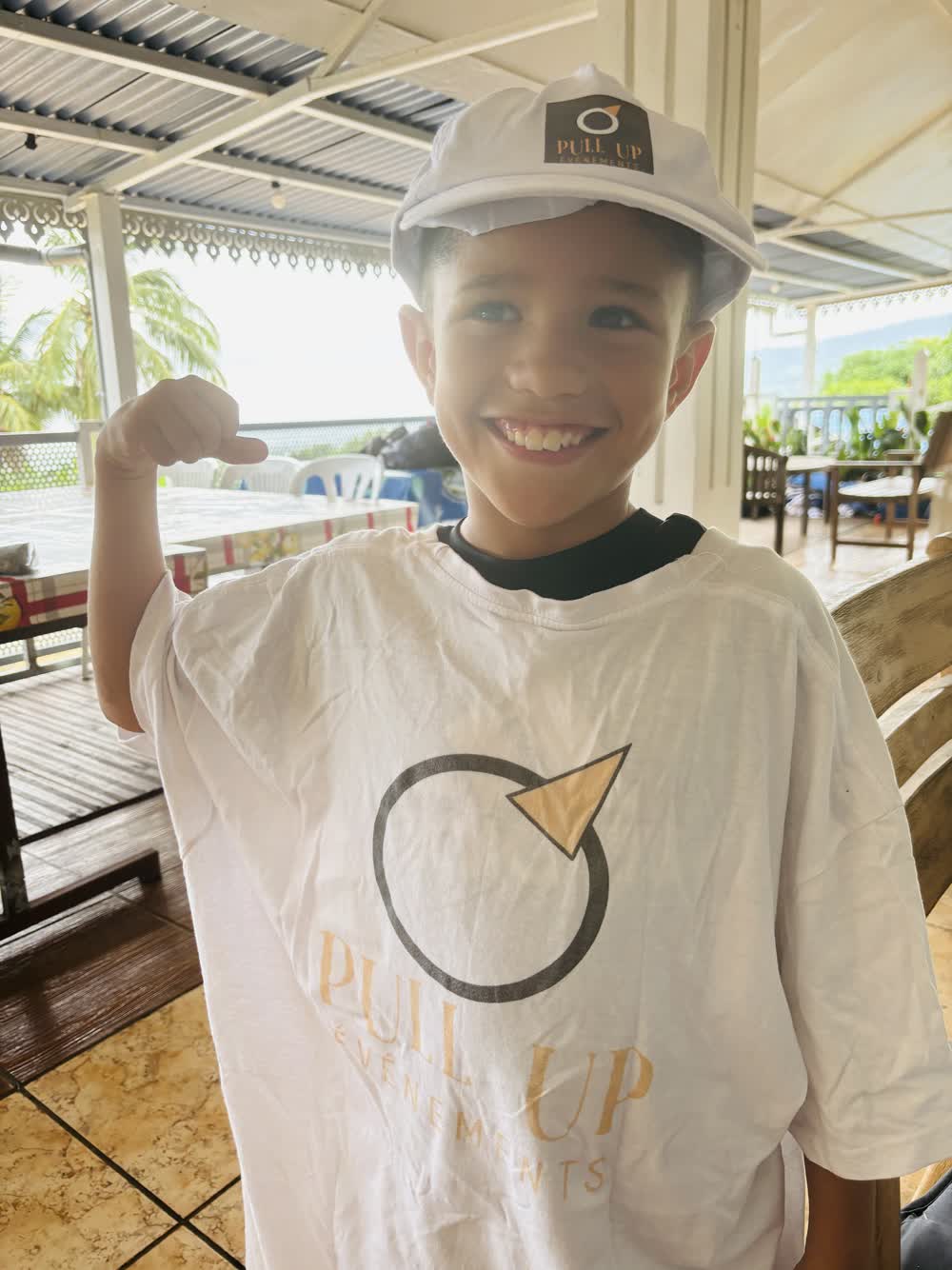 Jeune participant portant le tee-shirt Pull Up Événements à La Réunion
