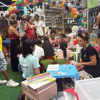 Familles et enfants au kids club animé par Pull Up dans une galerie de La Réunion