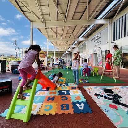 Parcours de motricité avec toboggan et tapis dans un kids club de galerie commerciale à La Réunion