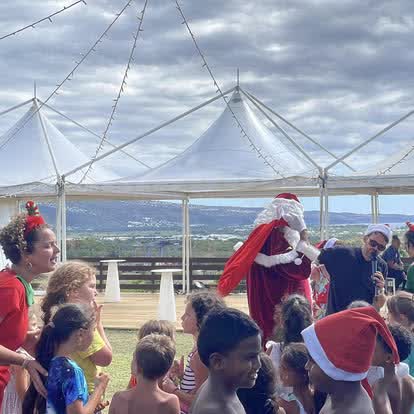 Père Noël entouré d'enfants lors d'une journée famille d'entreprise à La Réunion